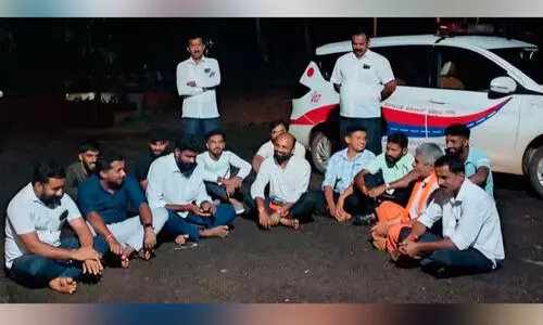 പൊ​ലീ​സ് സ്റ്റേ​ഷ​ന് പു​റ​ത്ത് അ​നു​മ​തി​യി​ല്ലാ​തെ പ്ര​ക​ട​നം; 15 സം​ഘ്പ​രി​വാ​ർ നേ​താ​ക്ക​ൾ​ക്കെ​തി​രെ കേ​സ്