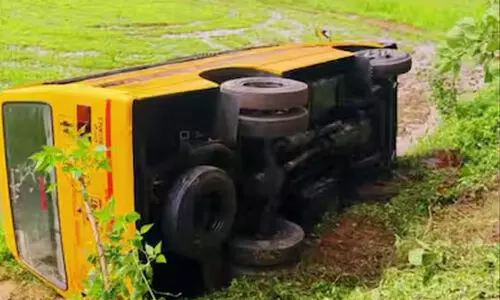 തിരുവനന്തപുരത്ത് സ്കൂൾ ബസ് നിയന്ത്രണം വിട്ട് മറിഞ്ഞു; വിദ്യാർഥികൾക്ക് പരിക്ക്