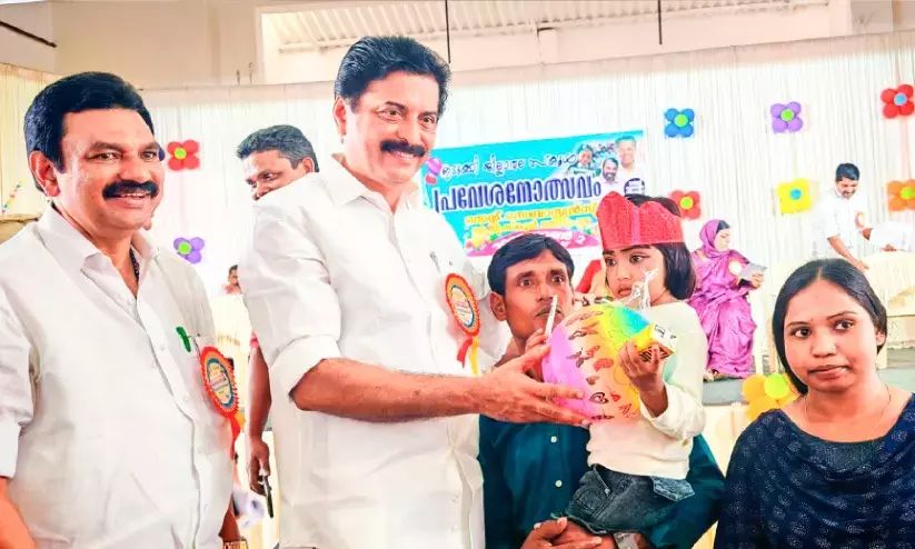 പ​ഠി​ച്ചു മു​ന്നേ​റാ​ൻ ബം​ഗാ​ൾ സ്വ​ദേ​ശി​ക​ളാ​യ കു​ട്ടി​ക​ളും