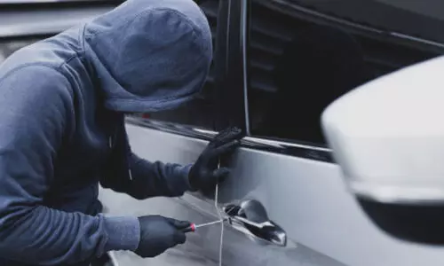 ഉ​ട​മ​യു​ടെ ശ്ര​ദ്ധ​തെ​റ്റി​ച്ച് കാ​റി​ൽ നി​ന്ന് പ​ണം ക​വ​ർ​ന്നു; ര​ണ്ടു​പേ​ർ പി​ടി​യി​ൽ