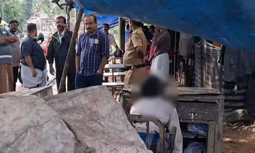 ഇളനീർക്കടയിൽ കച്ചവടക്കാരൻ മരിച്ചനിലയിൽ; മൃതദേഹം കസേരയിൽ ഇരിക്കുന്ന നിലയിൽ