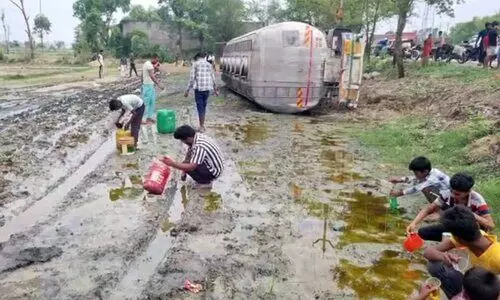 ടാങ്കറിൽനിന്ന് ഒഴുകിയ പാചക എണ്ണയെടുക്കാൻ നാട്ടുകാരുടെ മത്സരം; ഗുരുതര പരിക്കേറ്റ ഡ്രൈവറെ തിരിഞ്ഞു നോക്കിയില്ലെന്ന് -VIDEO