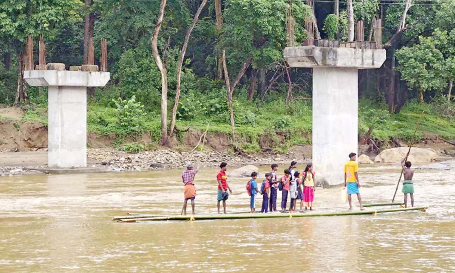 ആ​ദി​വാ​സി വി​ദ്യാ​ർ​ഥി​ക​ൾ അ​ക്ഷ​ര​മു​റ്റ​ത്തെ​ത്തു​ന്ന​ത്   ചാ​ലി​യാ​റി​ന്റെ കു​ത്തൊ​ഴു​ക്കി​നെ വ​ക​ഞ്ഞു​മാ​റ്റി