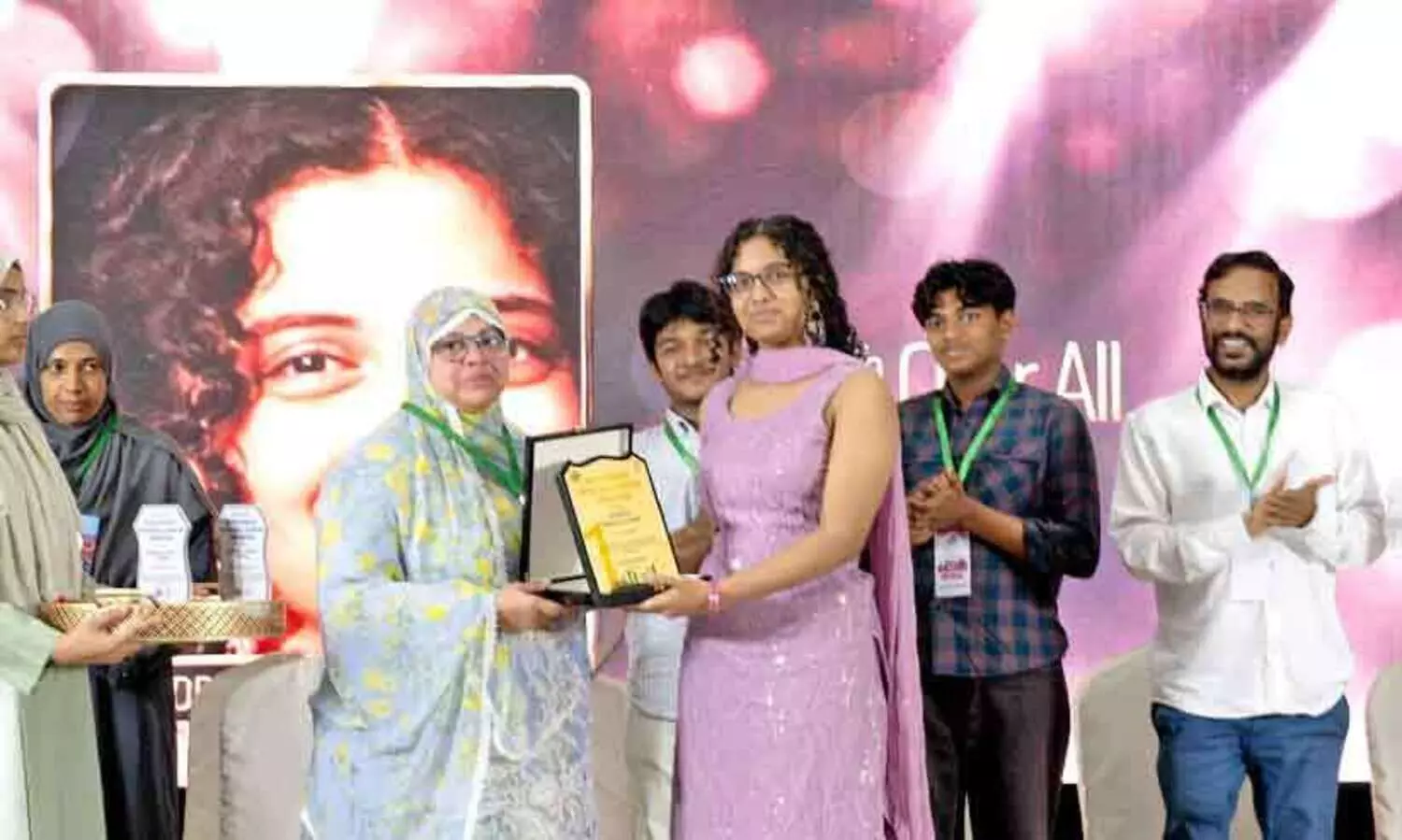 ഐ​വ, സ്റ്റു​ഡ​ന്റ്സ് ഇ​ന്ത്യ സ്റ്റു​ഡ​ന്റ് എ​ക്സ​ല​ൻ​സ് അ​വാ​ർ​ഡ് വി​ത​ര​ണം ചെ​യ്തു