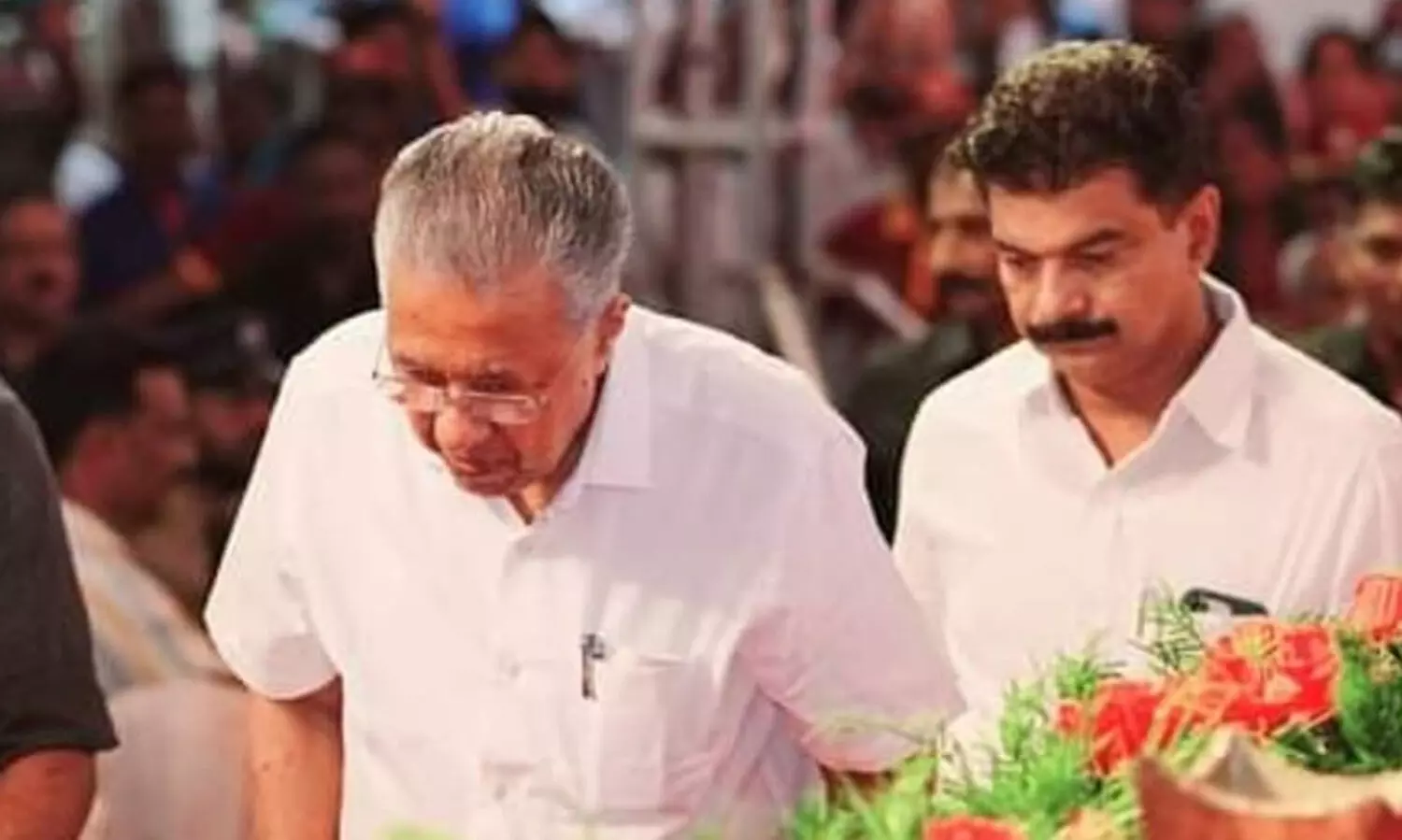 പിണറായിയുടെ ഗ്രാഫ് ഇടിയു​മ്പോൾ...