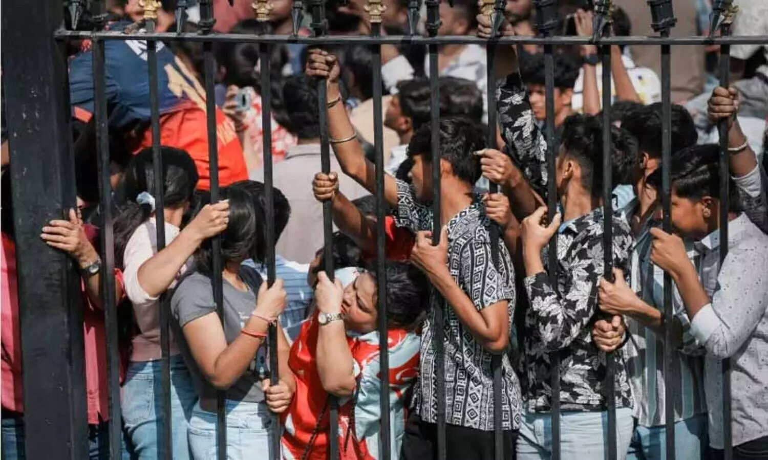 ചിന്നസ്വാമിയിലെ അപകടം: കൊ​ല്ല​പ്പെ​ട്ട​വ​രി​ൽ മാ​താ​വി​നും ബ​ന്ധു​ക്ക​ൾ​ക്കും ഒ​പ്പം വ​ന്ന 14കാ​രി​യും