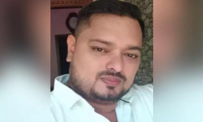 ഓ​ട്ടോ ഓ​ടി​ക്കു​ന്ന​തി​നി​ടെ ഡ്രൈ​വ​ർ മ​രി​ച്ചു