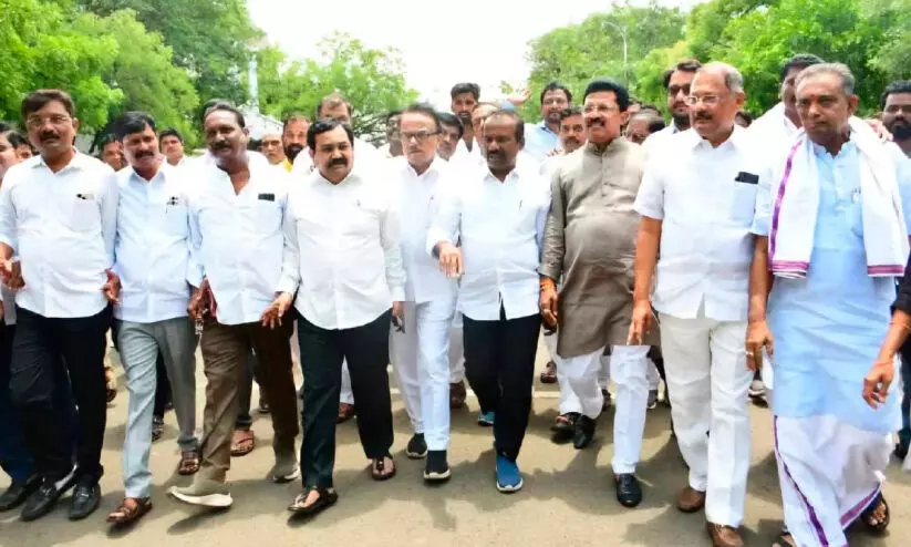 ക​ർ​ണാ​ട​ക സ​ർ​ക്കാ​റി​ന് ചോ​ളം ക​ർ​ഷ​ക​രോ​ട് അ​വ​ഗ​ണ​ന