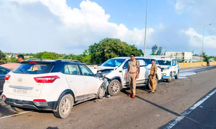 ബൈ​പാ​സി​ൽ കാ​റു​ക​ൾ കൂ​ട്ടി​യി​ടി​ച്ച്​ നാ​ലു​പേ​ർ​ക്ക്​ പ​രി​ക്ക്​
