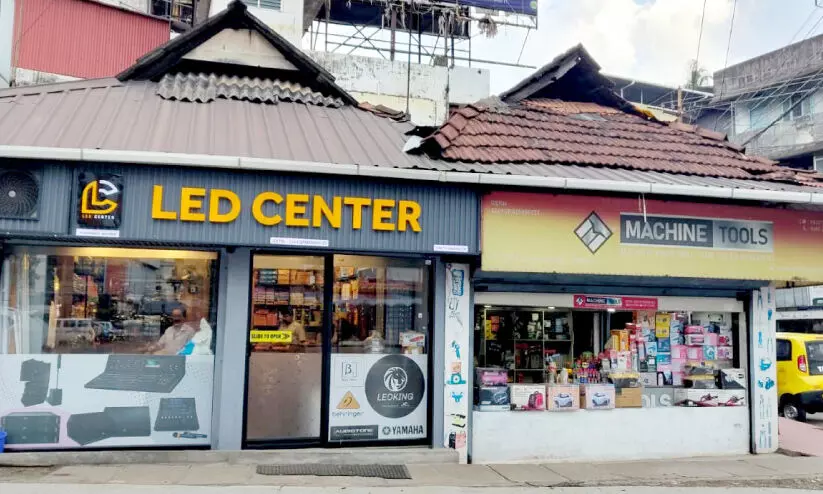 ന​ഗ​ര ഹൃ​ദ​യ​ത്തി​ൽ ഭീ​ഷ​ണി​യു​യ​ർ​ത്തി ‘കെ​ട്ടി​ട ബോം​ബു​ക​ൾ’