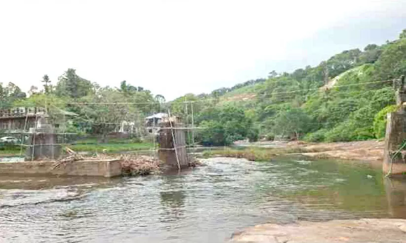 ദുരിതമൊഴിയാതെ ഇളപ്പുങ്കൽ, കാരക്കാട് നിവാസികൾ; ഈ അധ്യയന വർഷത്തിലും പാലമില്ല ദുരിതമൊഴിയാതെ ഇളപ്പുങ്കൽ, കാരക്കാട് നിവാസികൾ; ഈ അധ്യയന വർഷത്തിലും പാലമില്ല