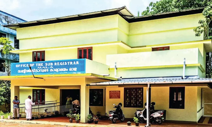 ജ​ന​റേ​റ്റ​ർ ഇ​ല്ല; മാ​ള സ​ബ് ര​ജി​സ്ട്രാ​ർ ഓ​ഫി​സ്പ്ര​വ​ർ​ത്ത​നം താ​റു​മാ​റാ​വു​ന്നു