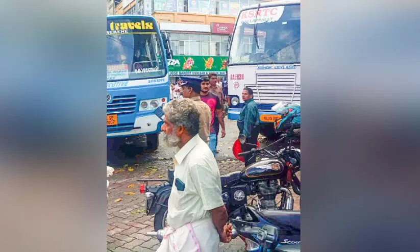 സമയത്തെച്ചെല്ലി തർക്കം; ബസ് ജീവനക്കാർ തമ്മിൽതല്ല്, രണ്ടുപേർക്ക് പരിക്ക്