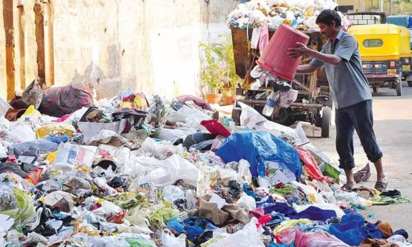 മാലിന്യം വലിച്ചെറിഞ്ഞാല്‍ ‘പണി’ ഉറപ്പ്; 14 സ്ഥ​ല​ങ്ങ​ളി​ലാ​യി 31 കാ​മ​റ​ക​ൾ സ്ഥാ​പി​ച്ചു