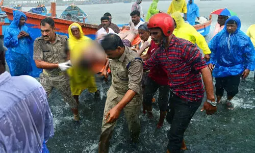 ഉ​റ്റ​വ​രെ ക​ട​ൽ ക​വ​ർ​ന്നു; ക​ര​യി​ൽ ക​ര​ളു​നീ​റി കൂ​ട്ടു​കാ​ർ