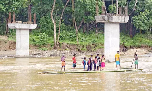 ആ​ദി​വാ​സി വി​ദ്യാ​ർ​ഥി​ക​ൾ അ​ക്ഷ​ര​മു​റ്റ​ത്തെ​ത്തു​ന്ന​ത്   ചാ​ലി​യാ​റി​ന്റെ കു​ത്തൊ​ഴു​ക്കി​നെ വ​ക​ഞ്ഞു​മാ​റ്റി