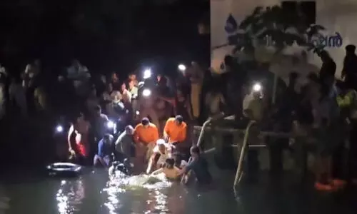 കാർ തോട്ടിൽ മറിഞ്ഞു, ഉള്ളിൽ കുടുങ്ങിയ യുവാവ് മരിച്ചു