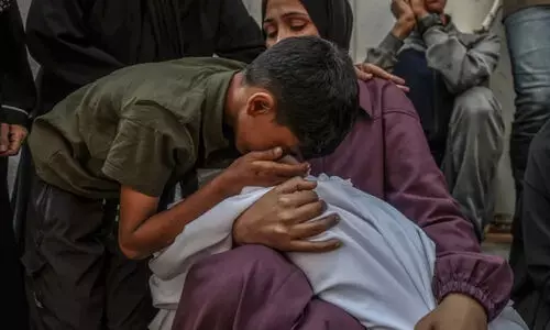 ഗസ്സയിൽ 24 മണിക്കൂറിനിടെ 100 പേരെ കൊന്നുതള്ളി ഇസ്രായേൽ; ഭക്ഷ്യവിതരണ കേന്ദ്രങ്ങൾ അടച്ചുപൂട്ടി