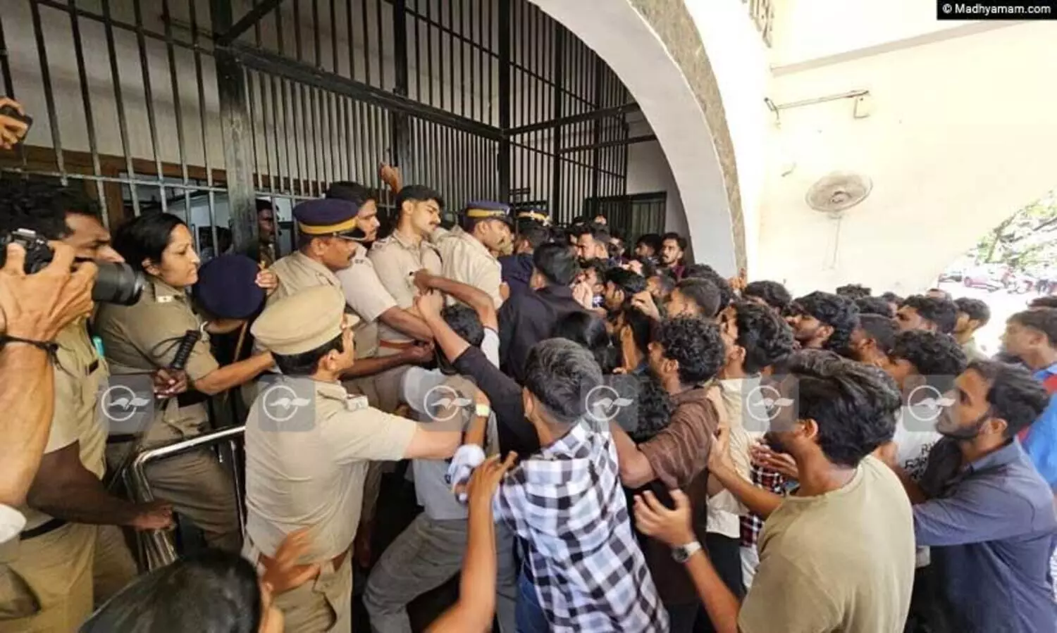 കണ്ണൂർ സർവകലാശാലയിൽ ദേശവിരുദ്ധമായി ഒന്നുമില്ലെന്ന് ഉറപ്പുവരുത്താൻ നിരീക്ഷണ സമിതി; വിചിത്ര ഉത്തരവുമായി വൈസ് ചാൻസലർ