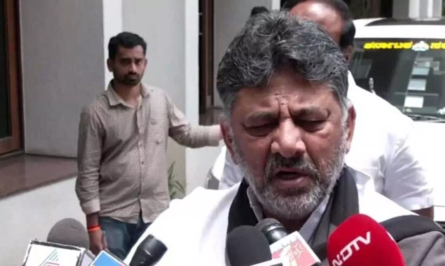 ‘കുട്ടികളുടെ കാഴ്ച സഹിക്കാനാവുന്നില്ല, ബി.ജെ.പി രാഷ്ട്രീയം കളിക്കുന്നു’; മാധ്യമങ്ങൾക്കു മുമ്പിൽ പൊട്ടിക്കരഞ്ഞ് ഡി.കെ. ശിവകുമാർ