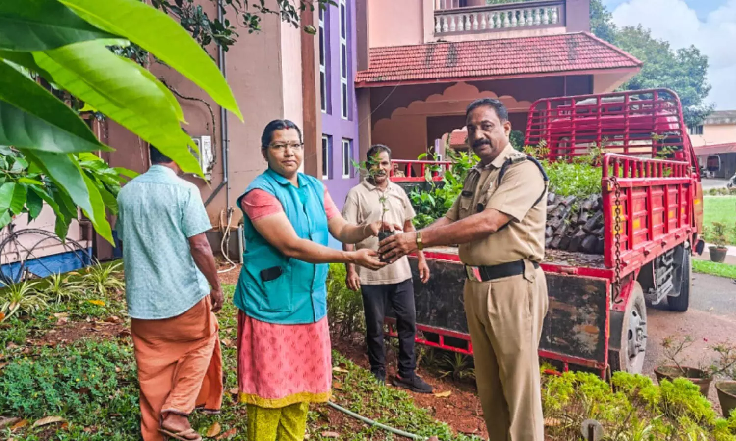 മലിനീകരണത്തിനെതിരെ വൃക്ഷയജ്ഞം; ജി​ല്ല​യി​ൽ വെ​ച്ചു​പി​ടി​പ്പി​ക്കു​ന്ന​ത്​ ഒ​രുല​ക്ഷം ആ​ര്യ​വേ​പ്പി​ന്‍ തൈ​കൾ