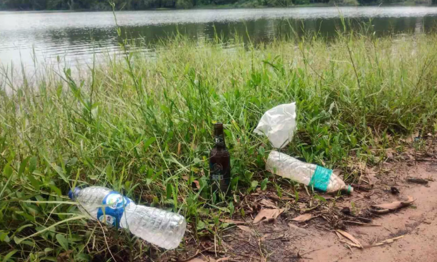 ശുദ്ധജല തടാകത്തെ വികൃതമാക്കി പ്ലാസ്റ്റിക്​ മാലിന്യം