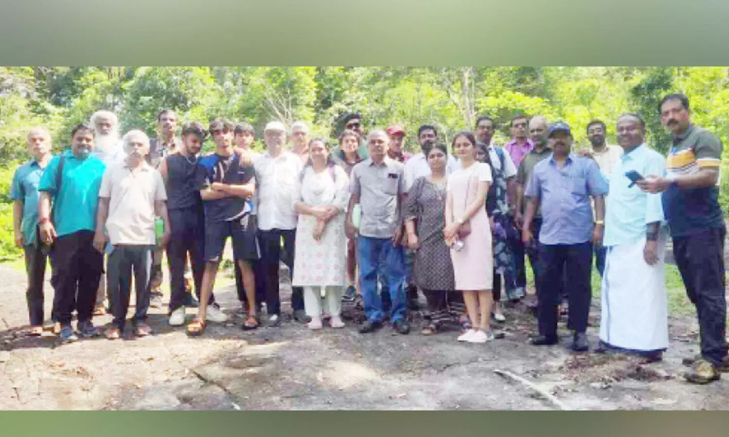 കാ​ട് കാ​ണാ​നി​റ​ങ്ങി​യ സം​ഘ​ത്തി​ന് മൂ​ന്ന് പ​തി​റ്റാ​ണ്ടി​ന്റെ ഹ​രി​ത​ശോ​ഭ