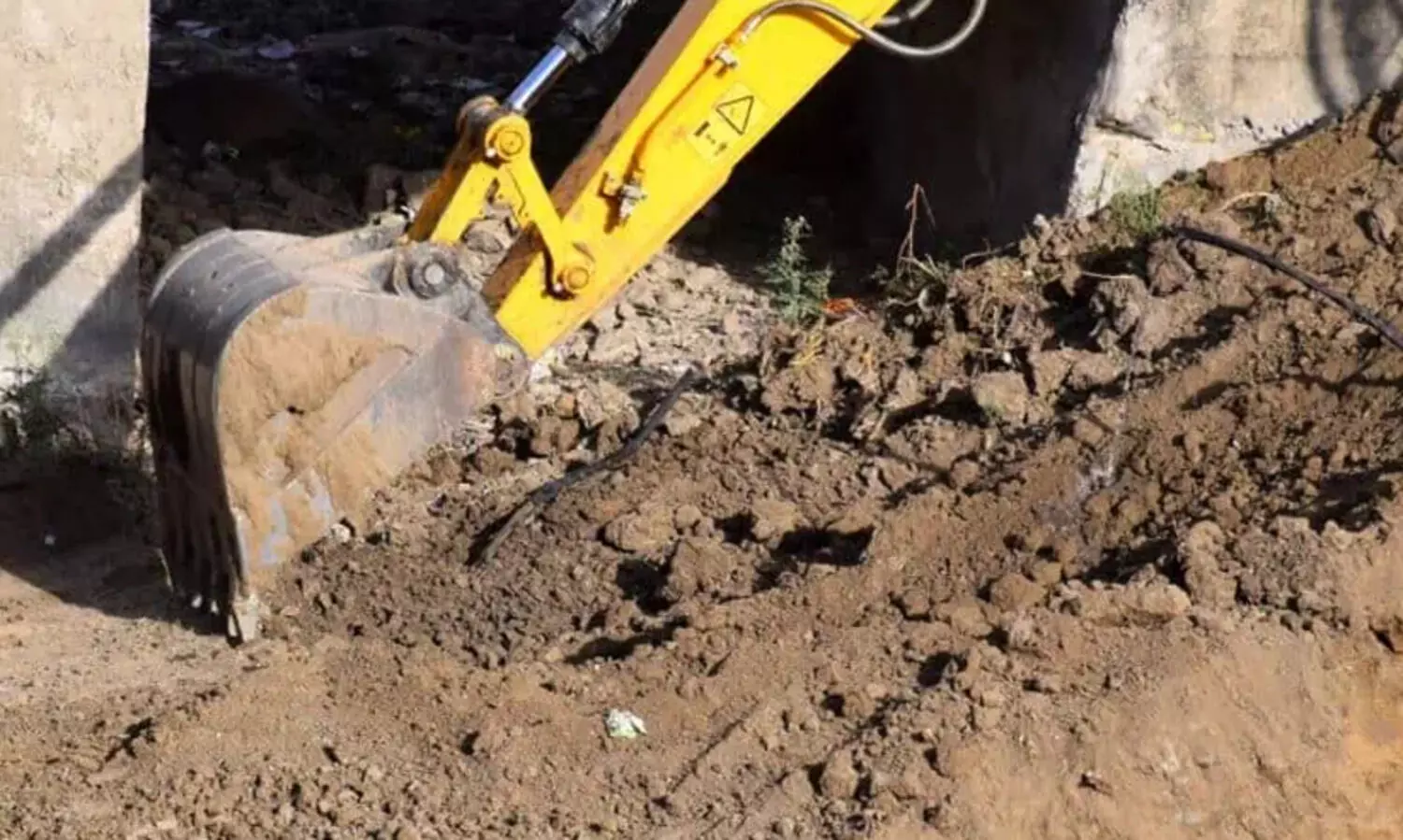 യു.പിയിലെ സംഭലിൽ ഖബർസ്ഥാന്റെ മതിൽ പൊളിച്ചു; കൈയേറ്റമെന്ന് സർക്കാർ