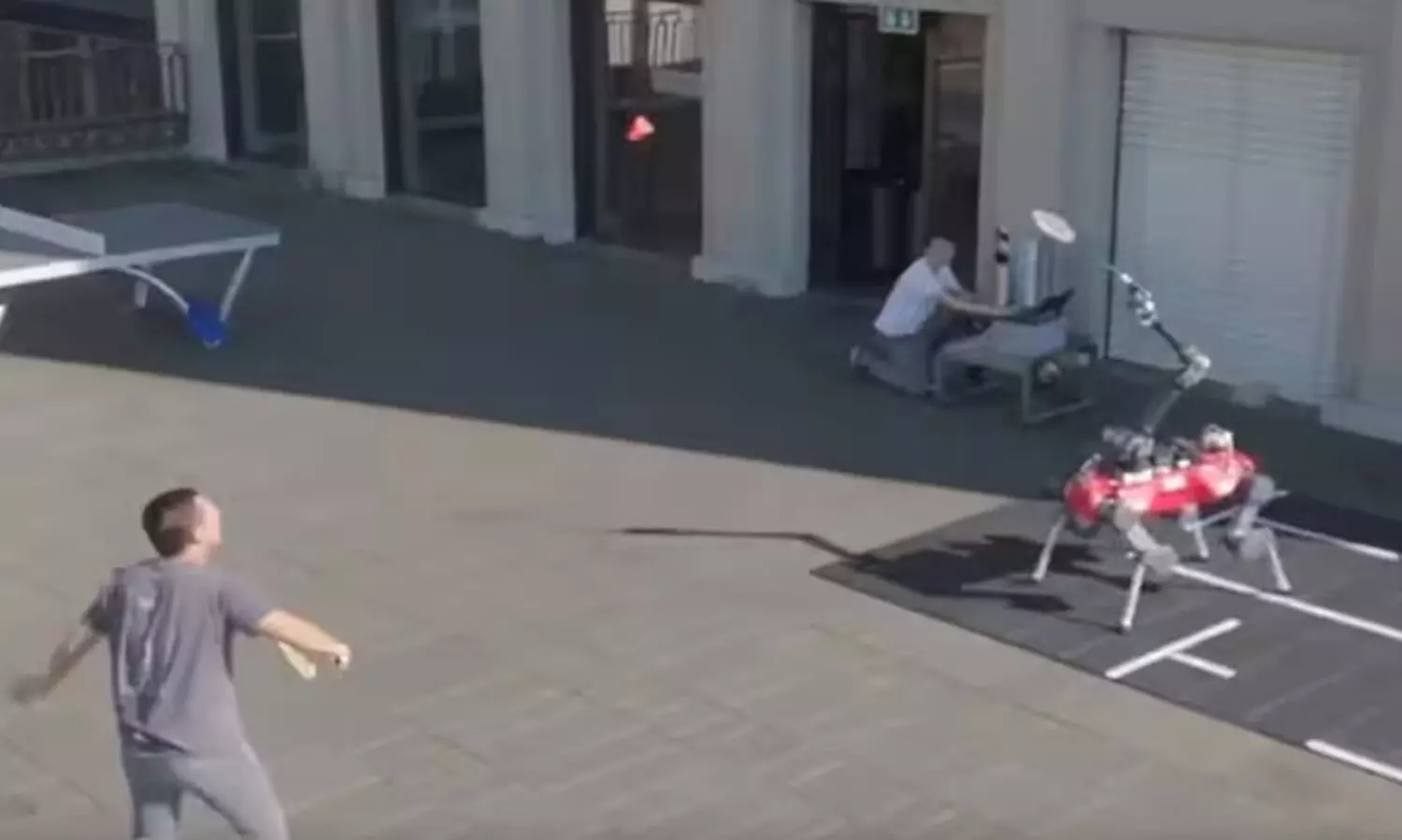 മനുഷ്യർക്കൊപ്പം ബാഡ്മിന്‍റൺ കളിക്കാൻ ഇനി ‘ബുദ്ധിയുള്ള’ റോബോട്ടും -വിഡിയോ