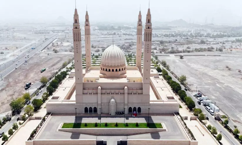 സു​ൽ​ത്താ​ന്റെ പെ​രു​ന്നാ​ൾ ന​മ​സ്കാ​രം നി​സ്‌​വ സു​ൽ​ത്താ​ൻ ഖാ​ബൂ​സ് മ​സ്ജി​ദി​ൽ