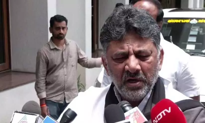 ‘കുട്ടികളുടെ കാഴ്ച സഹിക്കാനാവുന്നില്ല, ബി.ജെ.പി രാഷ്ട്രീയം കളിക്കുന്നു’; മാധ്യമങ്ങൾക്കു മുമ്പിൽ പൊട്ടിക്കരഞ്ഞ് ഡി.കെ. ശിവകുമാർ ‘കുട്ടികളുടെ കാഴ്ച സഹിക്കാനാവുന്നില്ല, ബി.ജെ.പി രാഷ്ട്രീയം കളിക്കുന്നു’; മാധ്യമങ്ങൾക്കു മുമ്പിൽ പൊട്ടിക്കരഞ്ഞ് ഡി.കെ. ശിവകുമാർ