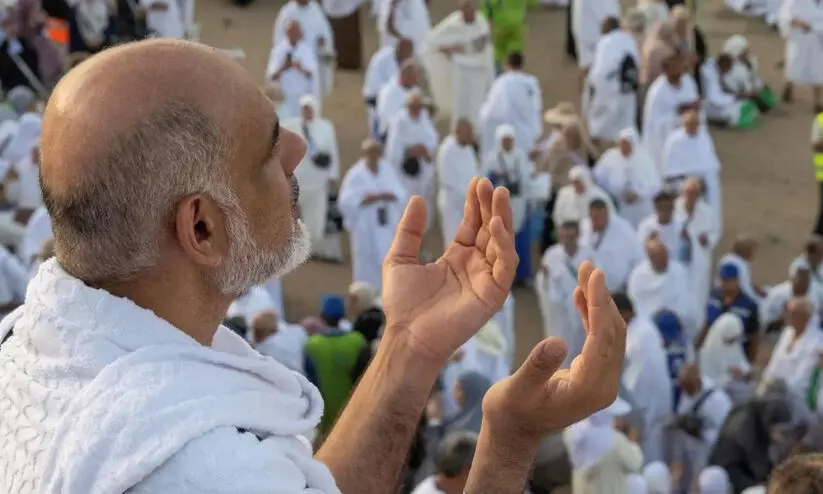 പാപമുക്തിക്ക്​ വേണ്ടി പ്രാർഥിച്ച്​ അറഫയോട്​ വിടപറഞ്ഞ്​ ഹാജിമാർ...