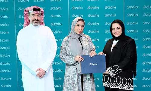 സൈ​ൻ ബ​ഹ്റൈ​ൻ ദേ​ശീ​യ ‘ലോ​യ​ൽ​റ്റി റി​വാ​ർ​ഡ്സ്’ പ്രോ​ഗ്രാ​മി​ലെ വി​ജ​യി​ക്ക് സ​മ്മാ​നം കൈ​മാ​റി