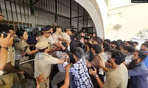 കണ്ണൂർ സർവകലാശാലയിൽ ദേശവിരുദ്ധമായി ഒന്നുമില്ലെന്ന് ഉറപ്പുവരുത്താൻ നിരീക്ഷണ സമിതി; വിചിത്ര ഉത്തരവുമായി വൈസ് ചാൻസലർ കണ്ണൂർ സർവകലാശാലയിൽ ദേശവിരുദ്ധമായി ഒന്നുമില്ലെന്ന് ഉറപ്പുവരുത്താൻ നിരീക്ഷണ സമിതി; വിചിത്ര ഉത്തരവുമായി വൈസ് ചാൻസലർ