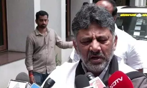 ‘കുട്ടികളുടെ കാഴ്ച സഹിക്കാനാവുന്നില്ല, ബി.ജെ.പി രാഷ്ട്രീയം കളിക്കുന്നു’; മാധ്യമങ്ങൾക്കു മുമ്പിൽ പൊട്ടിക്കരഞ്ഞ് ഡി.കെ. ശിവകുമാർ