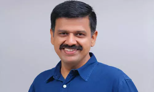 അമ്മ ആർ.എസ്.എസിന് വാഗ്ദാനം ചെയ്ത ഭൂമി തിരിച്ചെടുത്തു, ഇനി അവിടെ ഉമ്മൻചാണ്ടി ട്രസ്റ്റ് -സന്ദീപ് വാര്യർ