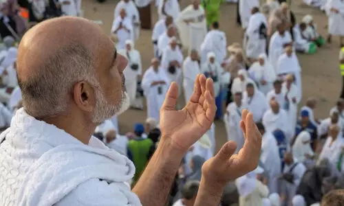 പാപമുക്തിക്ക്​ വേണ്ടി പ്രാർഥിച്ച്​ അറഫയോട്​ വിടപറഞ്ഞ്​ ഹാജിമാർ...