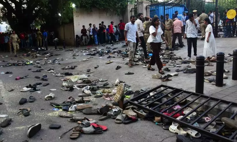 പൊലീസ് മുന്നറിയിപ്പ് നൽകിയിട്ടും പരിപാടി നടത്താൻ നിർദേശം; സിദ്ധരാമയ്യയുടെ പൊളിറ്റിക്കൽ സെക്രട്ടറിയെ നീക്കി പൊലീസ് മുന്നറിയിപ്പ് നൽകിയിട്ടും പരിപാടി നടത്താൻ നിർദേശം; സിദ്ധരാമയ്യയുടെ പൊളിറ്റിക്കൽ സെക്രട്ടറിയെ നീക്കി