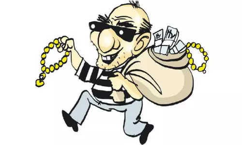 വീട് കുത്തിത്തുറന്ന് സ്വർണവും പണവും കവർന്നു