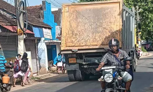 സ്കൂ​ൾ സ​മ​യം ചീ​റി​പ്പാ​ഞ്ഞ് ടി​പ്പ​റു​ക​ൾ