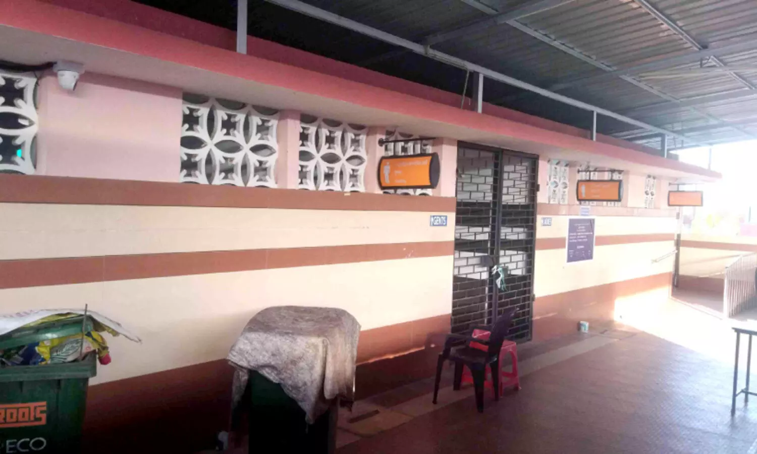 വെ​ള്ളം നി​ല​ച്ച് വ​ട​ക​ര റെ​യി​ൽ​വേ സ്റ്റേ​ഷ​ൻ; വലഞ്ഞ് യാ​ത്ര​ക്കാ​ർ, ശൗ​ചാ​ല​യം അ​ട​ച്ചു​പൂ​ട്ടി