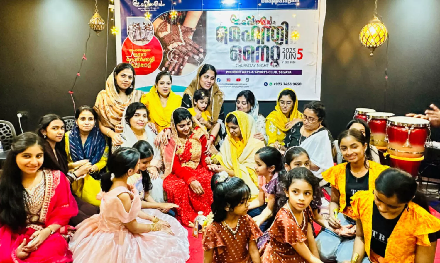 മൈ​ലാ​ഞ്ചി​മ​ണ​മു​ള്ളൊ​രു പെ​രു​ന്നാ​ൾ രാ​വ്; നാ​ട്ടോ​ർ​മ​ക​ൾ​ക്ക് പൊ​ലി​മ​യേ​കി ഇ​ട​പ്പാ​ള​യം മെ​ഹ​ന്ദി നൈ​റ്റ്