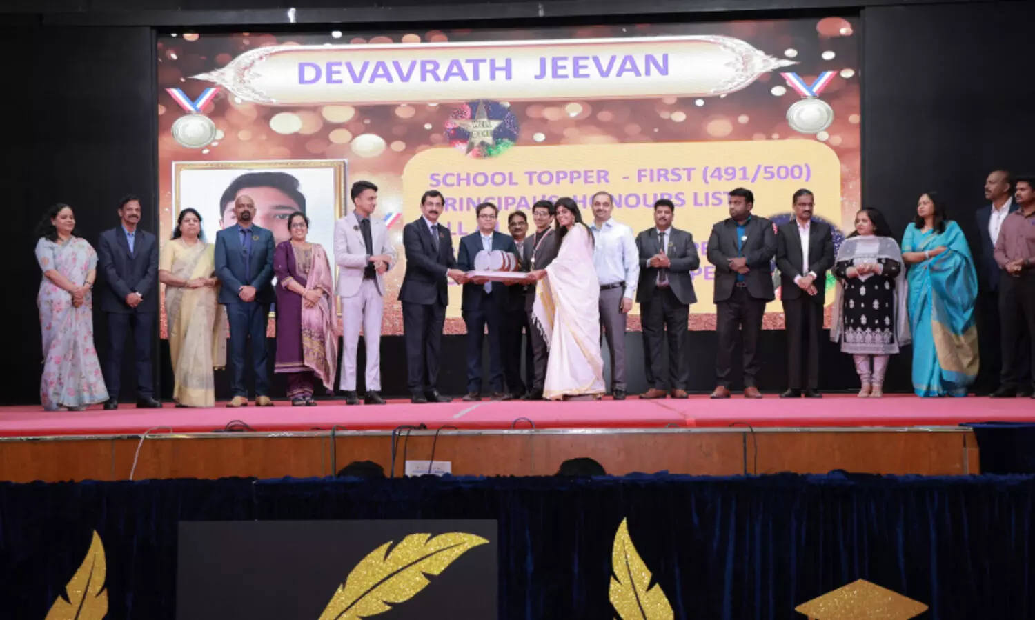 സി.​ബി.​എ​സ്.​ഇ പ​രീ​ക്ഷ​യി​ൽ ഉ​ന്ന​ത വി​ജ​യം നേ​ടി​യ വി​ദ്യാ​ർ​ഥി​ക​ളെ ഇ​ന്ത്യ​ൻ സ്‌​കൂ​ൾ ആ​ദ​രി​ച്ചു