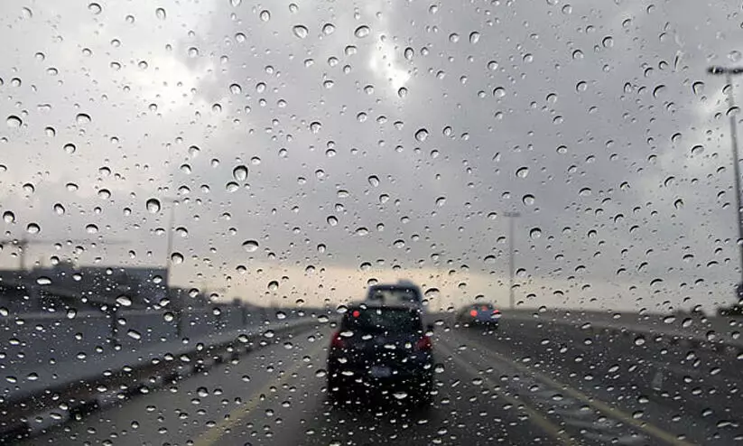 ചൂടിന് ആശ്വാസമായി പലയിടങ്ങളിലും മഴ ചൂടിന് ആശ്വാസമായി പലയിടങ്ങളിലും മഴ