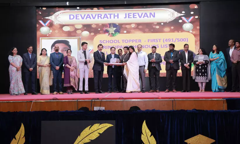 സി.​ബി.​എ​സ്.​ഇ പ​രീ​ക്ഷ​യി​ൽ ഉ​ന്ന​ത വി​ജ​യം നേ​ടി​യ വി​ദ്യാ​ർ​ഥി​ക​ളെ ഇ​ന്ത്യ​ൻ സ്‌​കൂ​ൾ ആ​ദ​രി​ച്ചു