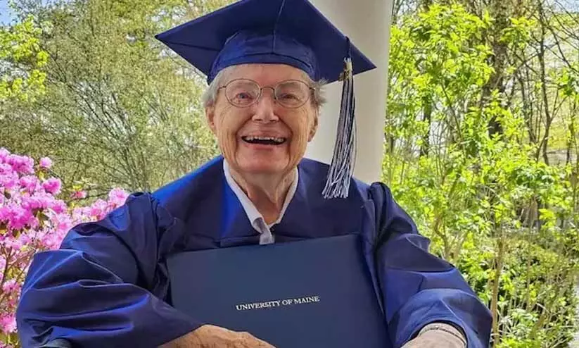 നഷ്ടമാകുമെന്ന കരുതിയ സ്വപ്നം; 60 വർഷങ്ങൾക്കപ്പുറം നഷ്ടമായ ബിരുദം 88ാം വയസ്സിൽ വിദ്യാർഥിനിക്ക് സമ്മാനിച്ച് കോളേജ്