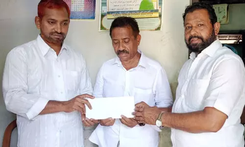 സ​ഹാ​യ​ധ​നം കൈ​മാ​റി