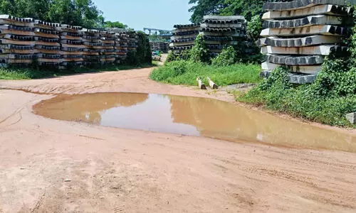 കുഴിനിറഞ്ഞ വെള്ളക്കെട്ട്; അപകട പാതയായി റെയിൽവേ റോഡ്