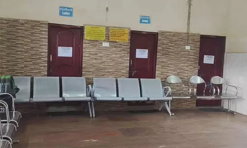 ശൗചാലയങ്ങൾ ക്ലോ​സ്ഡ്; യാ​ത്ര​ക്കാ​ർ എ​ങ്ങോ​ട്ട് പോ​കും?