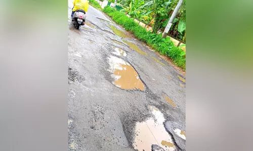 ക​ഞ്ഞി​ക്കു​ഴി പാ​റ​മ്പു​ഴ റോ​ഡി​ൽ നിറയെ കുഴികൾ